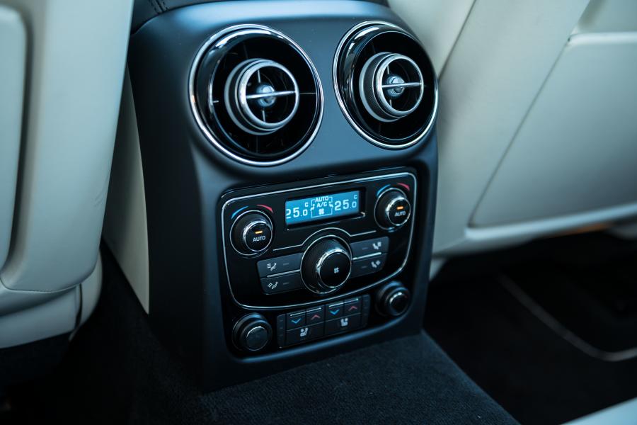 Детали интерьера Jaguar XJ50 (X351) 2019 года  (JP) (фото 5 из 21)